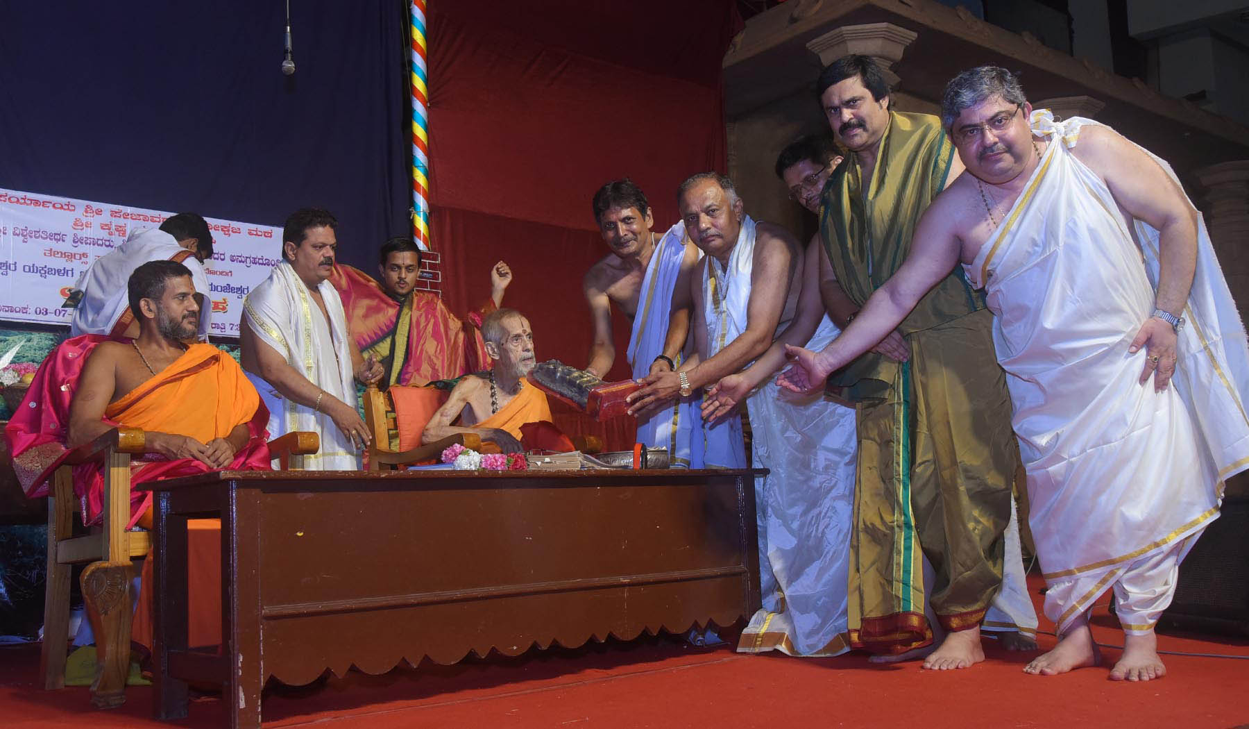 ಪಾಜಕ ಆನಂದತೀರ್ಥ ವಿದ್ಯಾಲಯಕ್ಕೆ 10ಲಕ್ಷ ದೇಣಿಗೆ